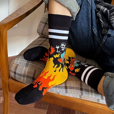 Calcetines divertidos de algodón "sin costuras". CALAVERA EN PATINETA